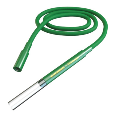 Mangueira verde com tubo metálico e texto dourado