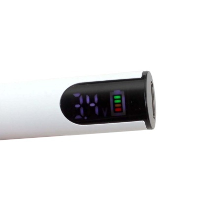 Dispositivo eletrónico branco com visor digital e indicador de bateria colorido.