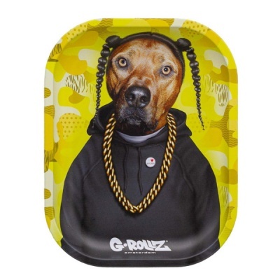 Tabuleiro metálico com cão estilizado de hoodie preto e corrente dourada