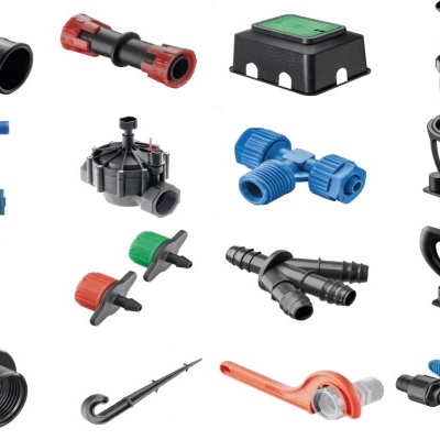 Peças de irrigação plásticas coloridas sobre fundo branco