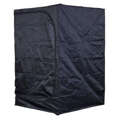 Tenda de cultivo preta fechada isolada