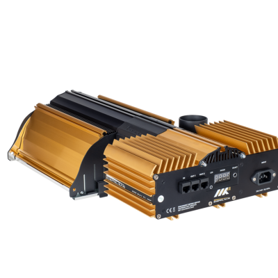 Rádio comunicador industrial dourado e preto com entradas USB e botões