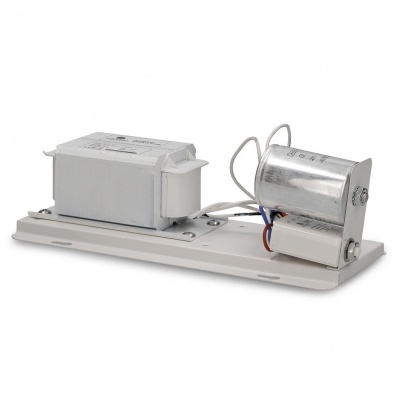 componente elétrico metálico e base branca com fios