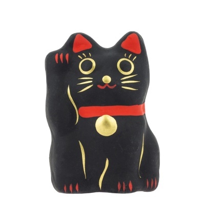 Figura de gato da sorte preto com detalhes dourados e vermelhos
