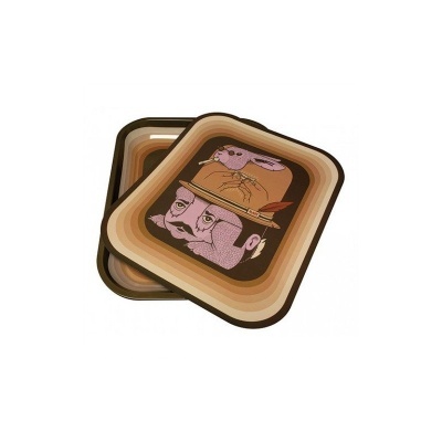 Dois suportes de copos com ilustração artística de rosto masculino com chapéu e pássaro