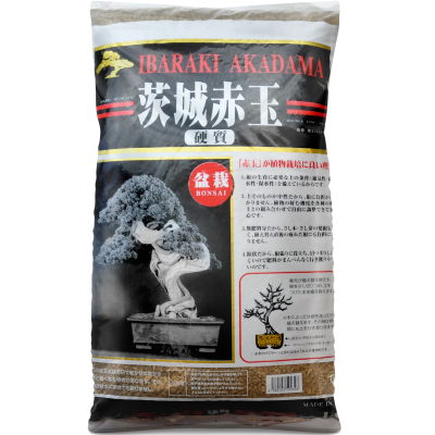 Pacote de substrato granulado castanho para bonsai com rótulo preto e texto japonês.