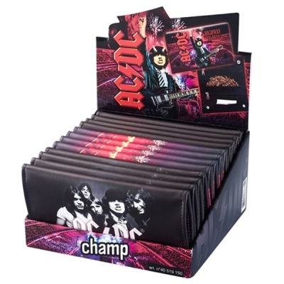 Expositor com carteiras AC/DC em tecido preto com logo vermelho e imagem da banda em preto e branco