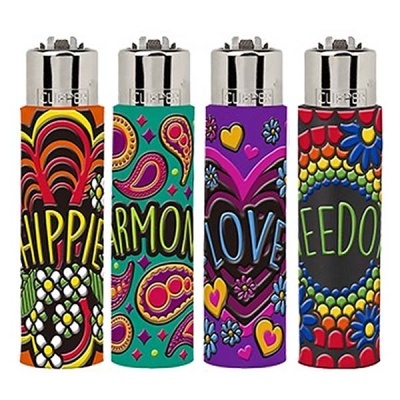 Conjunto de quatro isqueiros coloridos com as palavras HIPPIE, HARMONY, LOVE e FREEDOM.