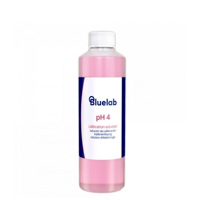 Frasco transparente com solução rosa Bluelab pH 4 para calibração