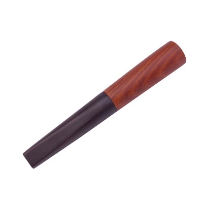 Cachimbo de fumar em madeira preta e castanho-avermelhada em fundo branco