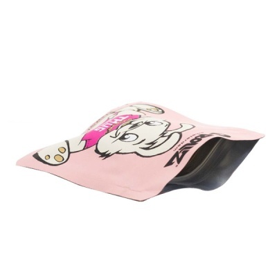 Embalagem de plástico rosa com desenho de personagem e texto