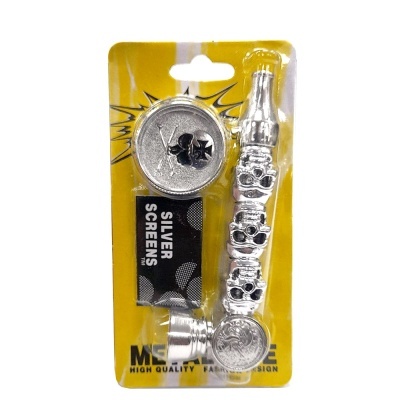 Conjunto de metal prateado para fumar com decoração de caveiras