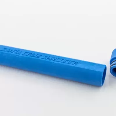 Cabo azul cilíndrico com tampa removível e texto gravado