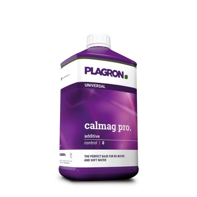 Frasco roxo de plástico com tampa branca e rótulo PLAGRON calmage pro.