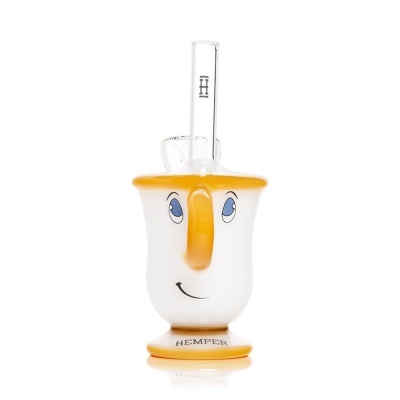 Bong de vidro em forma de caneca com rosto desenhado e detalhes em laranja.