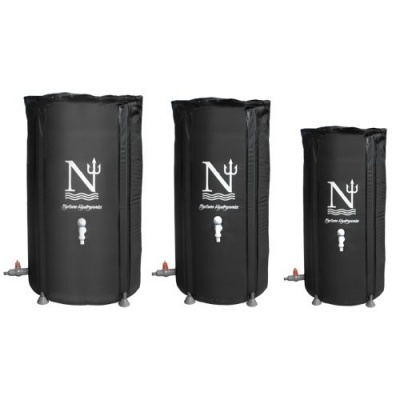 Três depósitos cilíndricos pretos com torneiras e logótipo branco