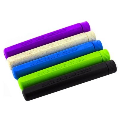 Cinco tubos coloridos de armazenamento com tampa e texto em relevo