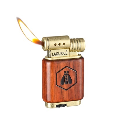 Isqueiro dourado com madeira e gravação de inseto