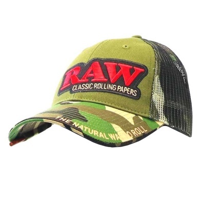Boné verde com aba camuflada e texto RAW Classic Rolling Papers