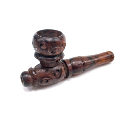 Cachimbo de madeira escura com desenhos entalhados