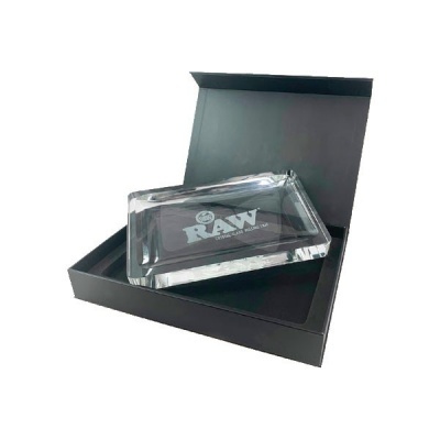 Cinzeiro transparente com texto RAW dentro de caixa preta aberta