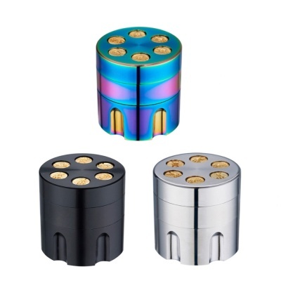 Três trituradores de metal cilíndricos em preto, prateado e multicolor metálico
