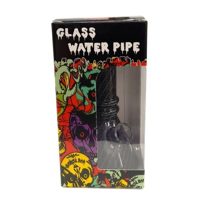 Caixa com cachimbo de água preto de vidro com padrão de fibra de carbono, fundo com crânios coloridos e texto GLASS WATER PIPE.