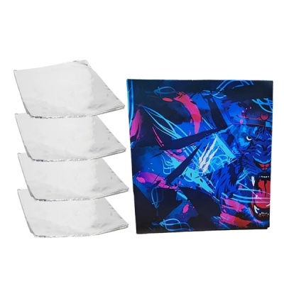Quatro pratos quadrados brancos e caixa decorativa azul com padrão abstrato e animal feroz