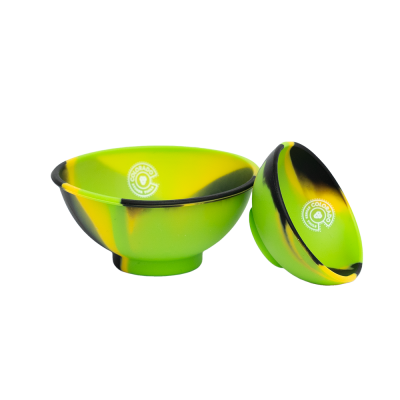 Conjunto de duas taças coloridas em plástico com padrão amarelo, verde e preto com logótipo