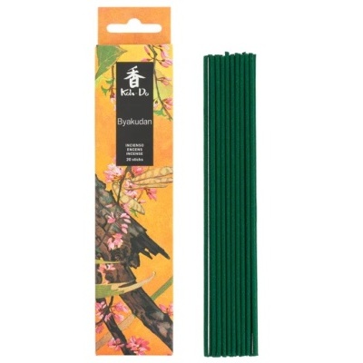 Incenso Kodo Byakudan com embalagem amarela decorada e pauzinhos verdes