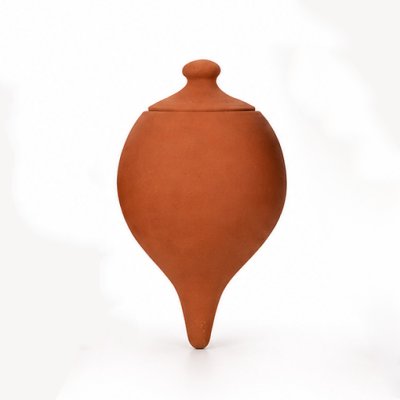 Vaso de barro vermelho com tampa sobre fundo branco