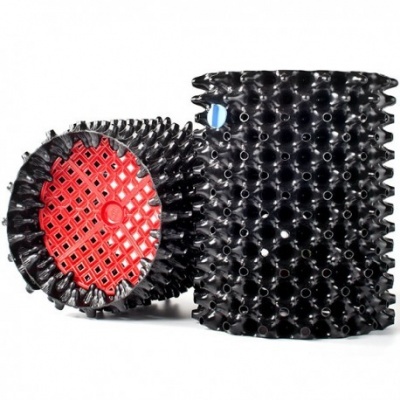 Vasos de plástico preto texturizados com interior vermelho