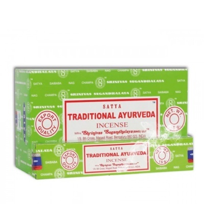 Caixas verdes e brancas de incenso Satya Traditional Ayurveda com textos vermelhos e símbolos de qualidade e peso