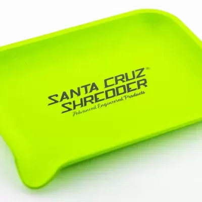 Tabuleiro verde fluorescente com texto preto Santa Cruz Shredder