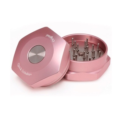 Triturador Quick Grinder original rosa com pinos metálicos aberto.
