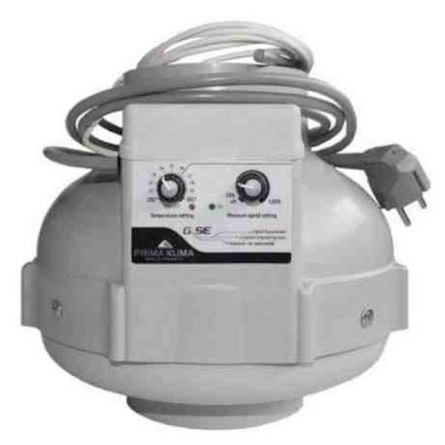 Ventoinha industrial cinza claro com controles e cabo elétrico