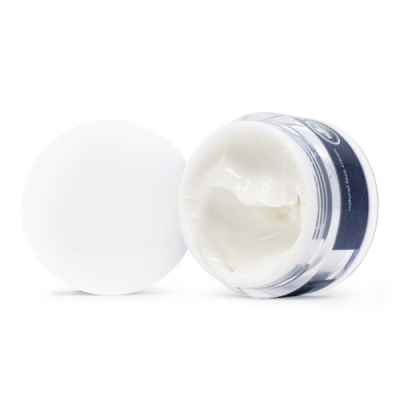 Frasco aberto com creme branco e tampa branca ao lado.