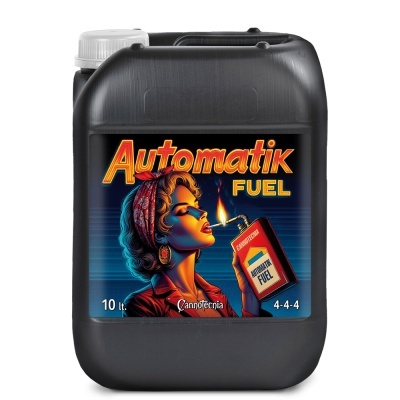 Recipiente preto de plástico com etiqueta colorida de combustível Automatik Fuel e mulher a acender isqueiro.