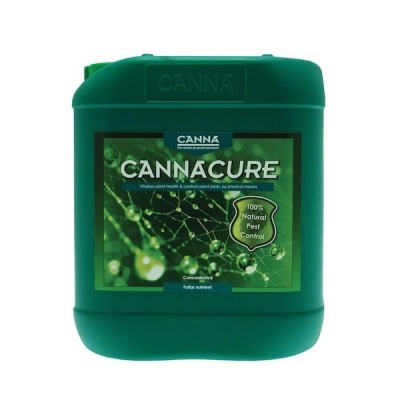 Recipiente verde de plástico com rótulo frontal da CANNA CANNACURE para controlo natural de pragas