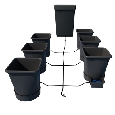 Conjunto de vasos pretos quadrados com sistema de irrigação