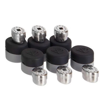 Conjunto de adaptadores metálicos e bases pretas com símbolos triangulares