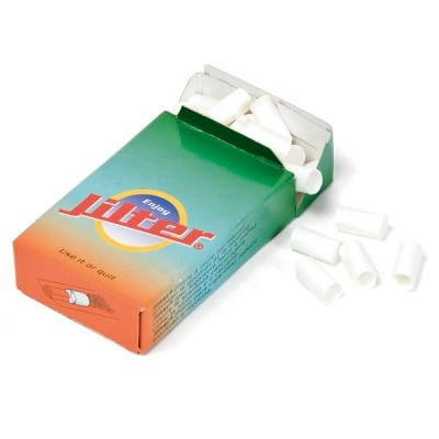 Caixa aberta de filtros para cigarros Jilter com filtros brancos espalhados ao lado.