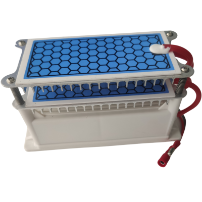 Gerador de ozono branco com placas azuis hexagonais e fios vermelhos