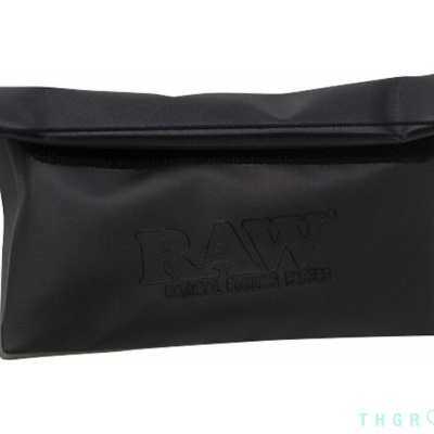 Bolsa preta com logotipo RAW em relevo