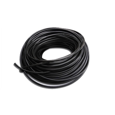 Carretel de cabo elétrico preto enrolado sobre fundo branco