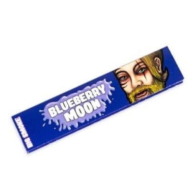 Embalagem azul com texto BLUEBERRY MOON e rosto masculino ilustrado