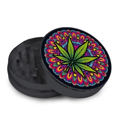 Triturador preto com tampa colorida e folha de cannabis