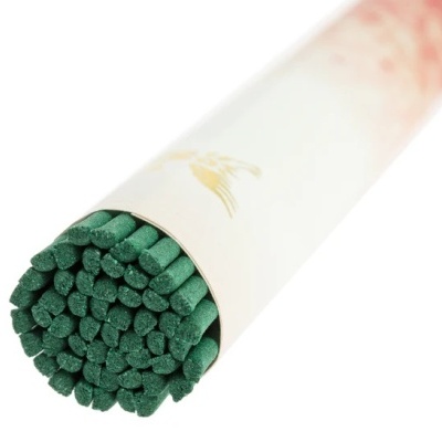 Pacote de varas de incenso verdes em embalagem branca com imagem dourada
