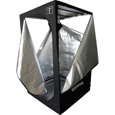 Tenda de cultivo preta com interior refletor prateado e estrutura metálica