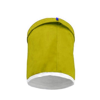 Saco têxtil amarelo cilíndrico com fundo branco e etiqueta azul